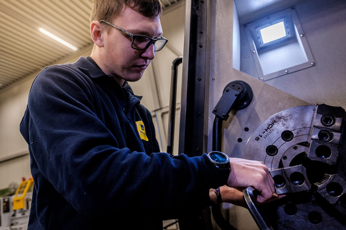 Operator aan de CNC-draaibank
